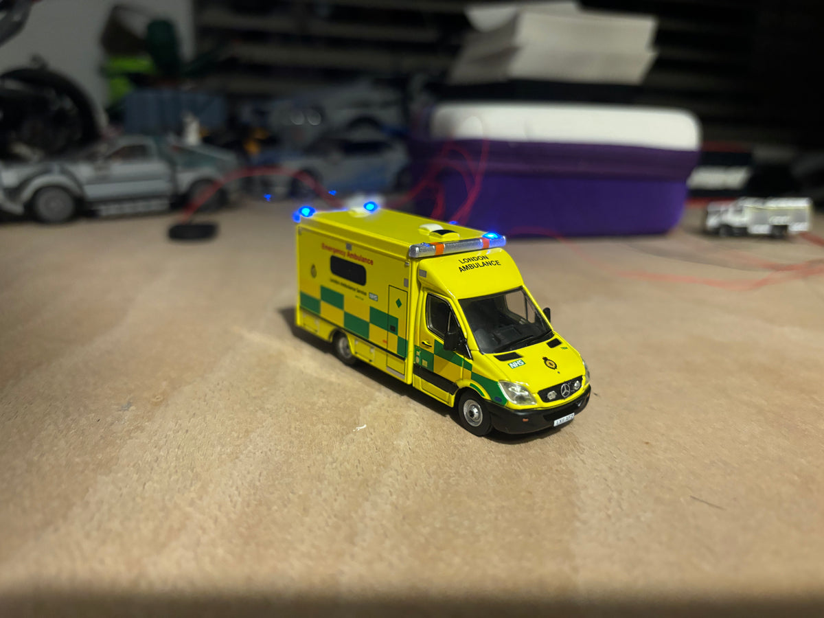 1:76 Oxford Diecast Welsh Ambulance with Flashing Blue LEDs