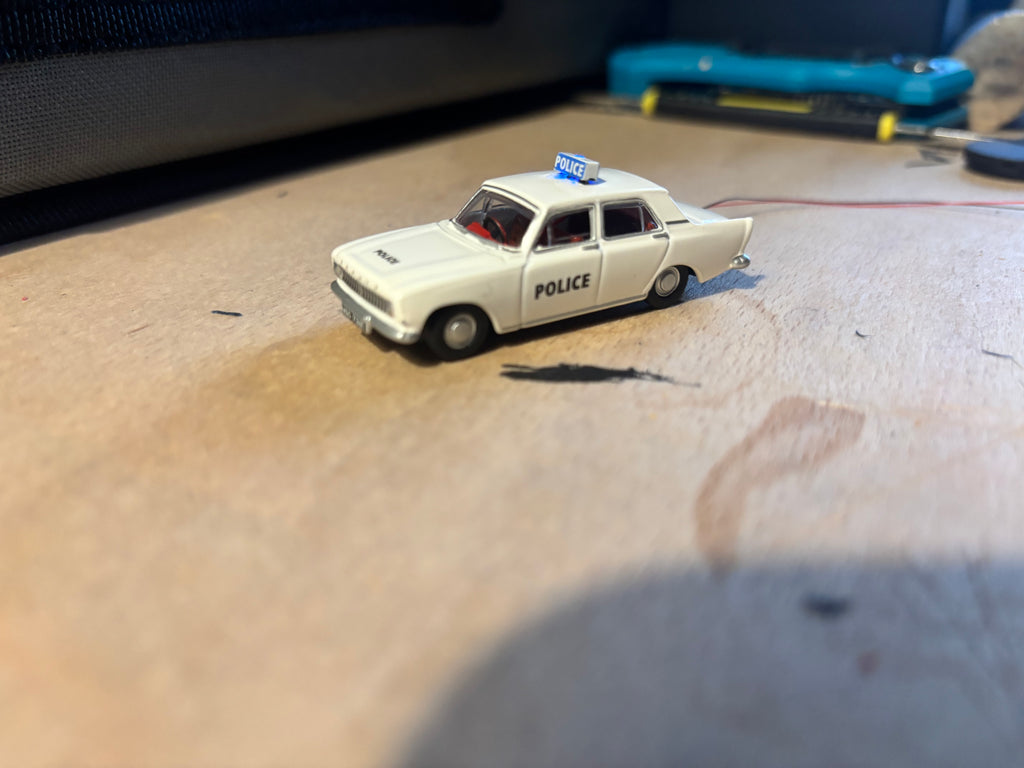 1:76 scale Oxford diecast Ford cortina police car with flashing lights