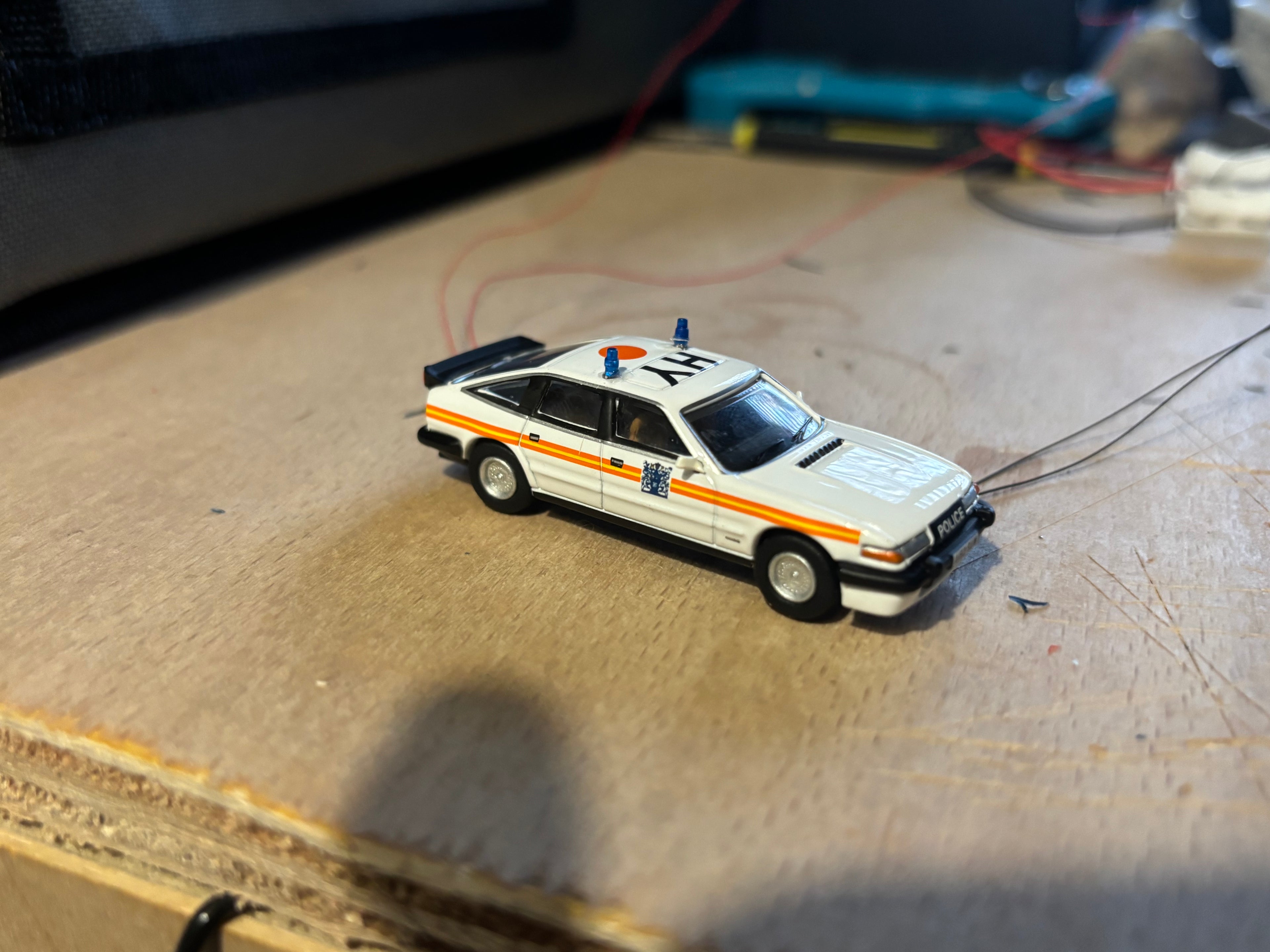 1:76 scale Oxford diecast Rover police car with flashing lights