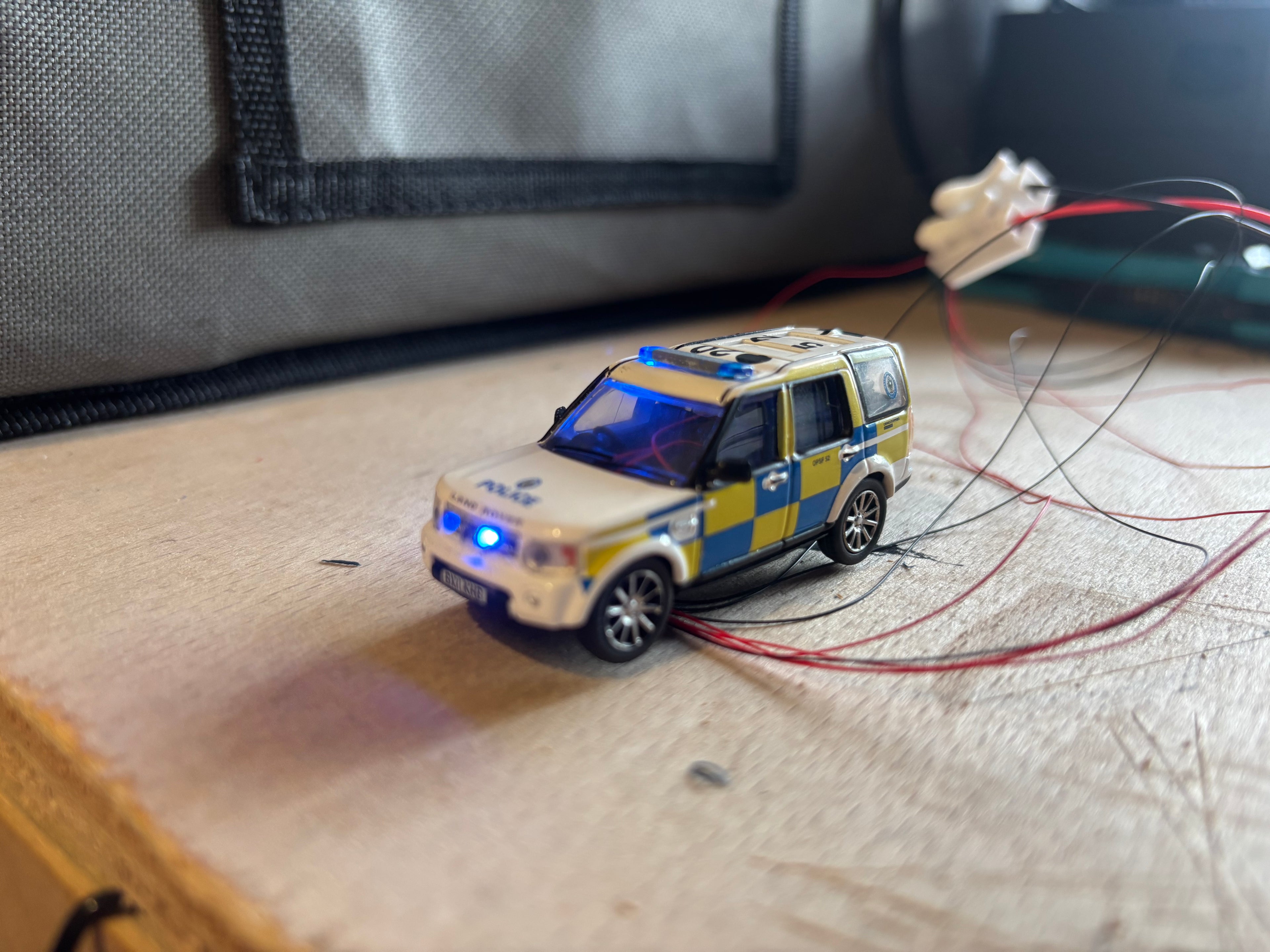 1:76 scale Oxford diecast Land rover police car with flashing lights