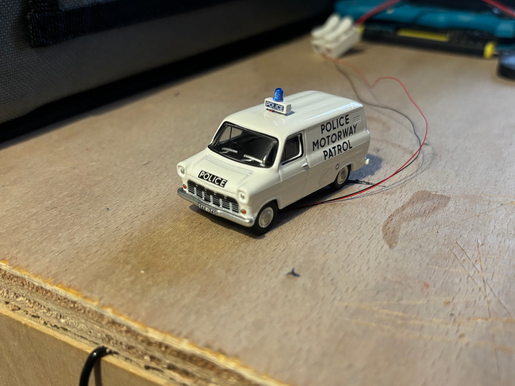 1:76 scale Oxford diecast Ford transit Mk1 police car with flashing blue lights