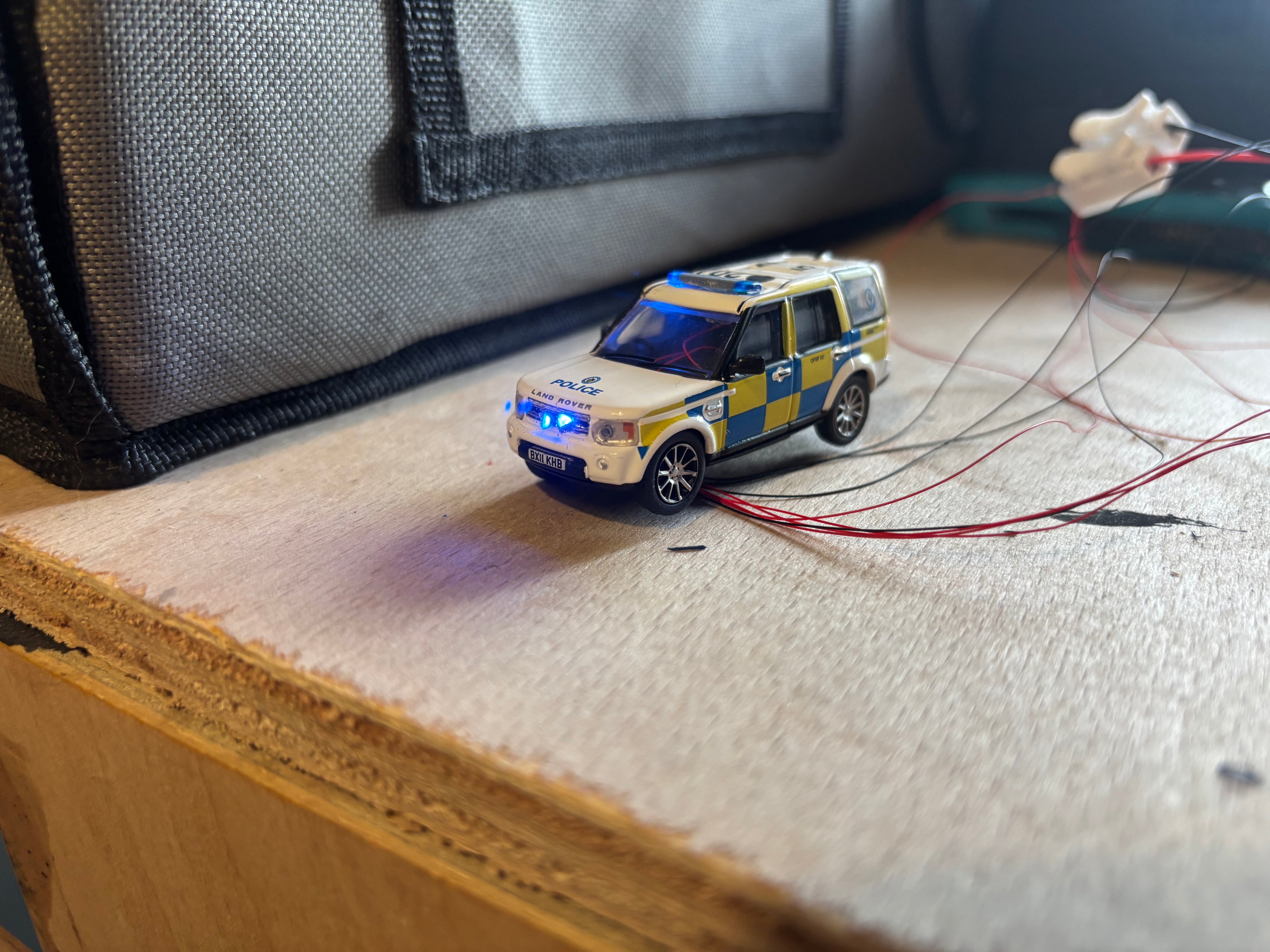 1:76 scale Oxford diecast Land rover police car with flashing lights