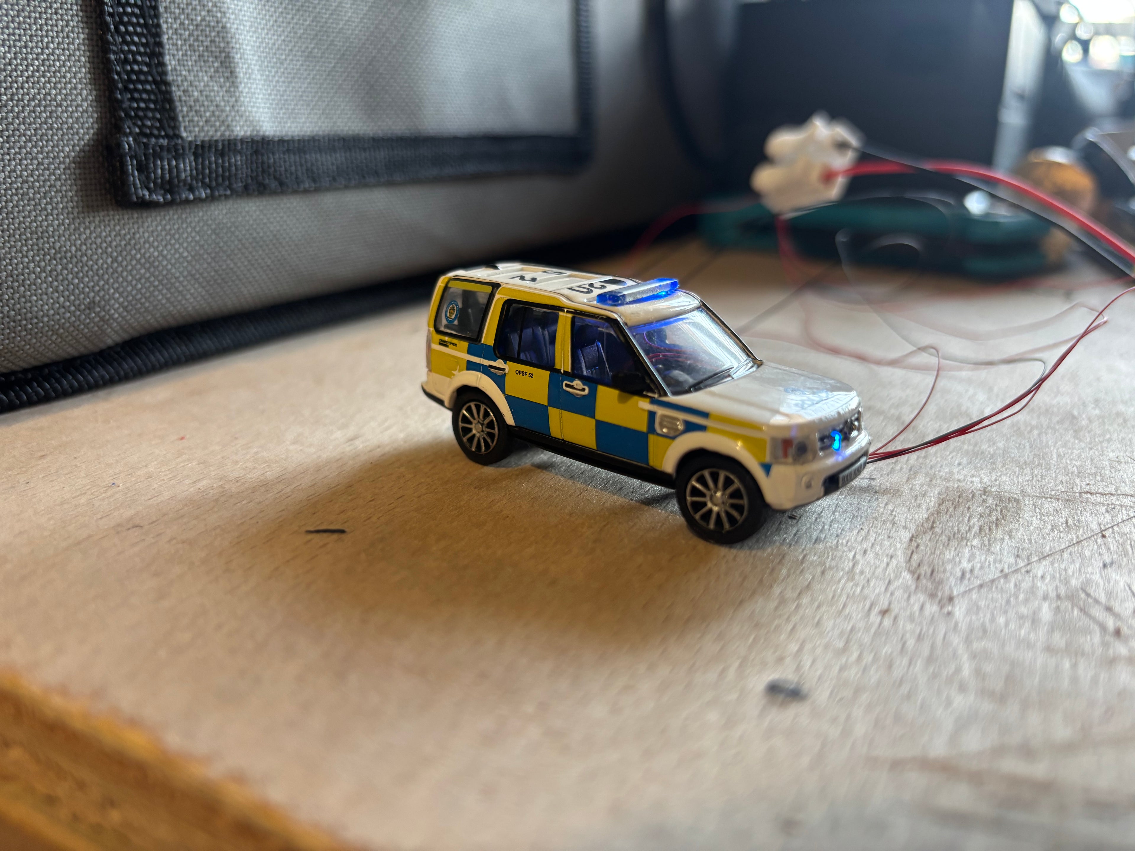 1:76 scale Oxford diecast Land rover police car with flashing lights