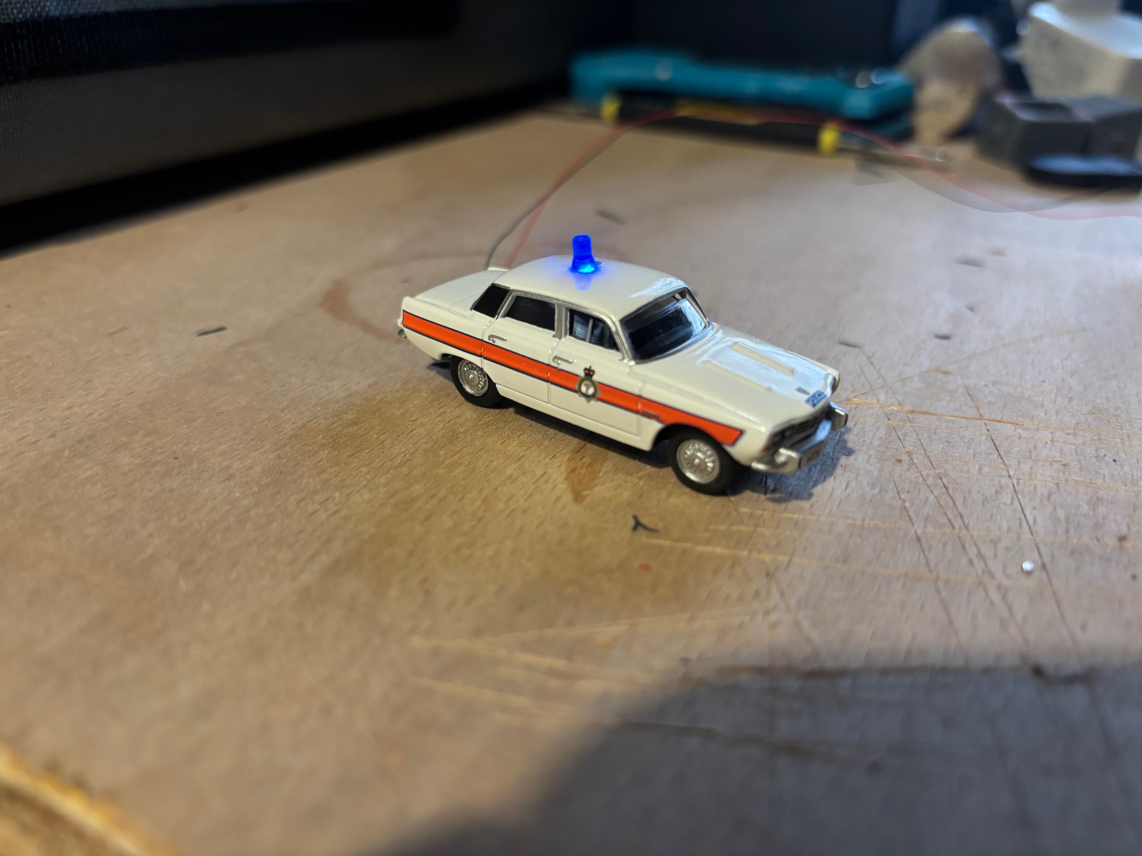 1:76 scale Oxford diecast Rover police car with flashing lights