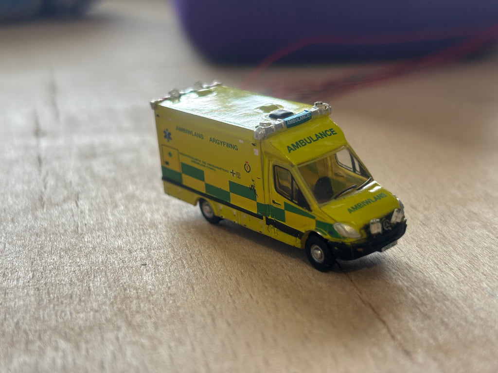 1:148 Oxford Diecast Welsh Ambulance with Flashing Blue LEDs
