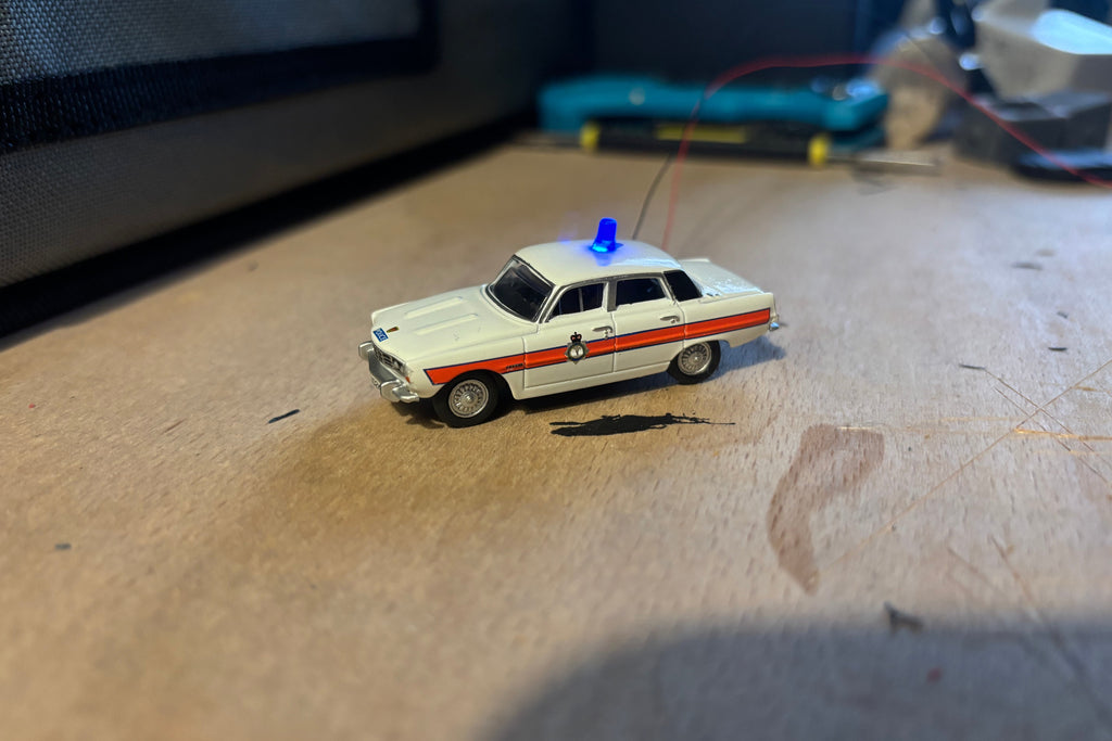 1:76 scale Oxford diecast Rover police car with flashing lights