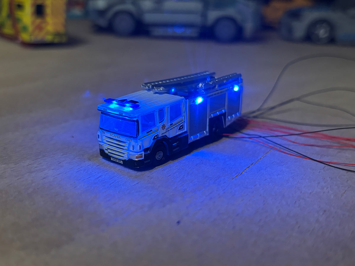 1:148 Oxford Diecast Scania Fire Engine with Flashing LEDs