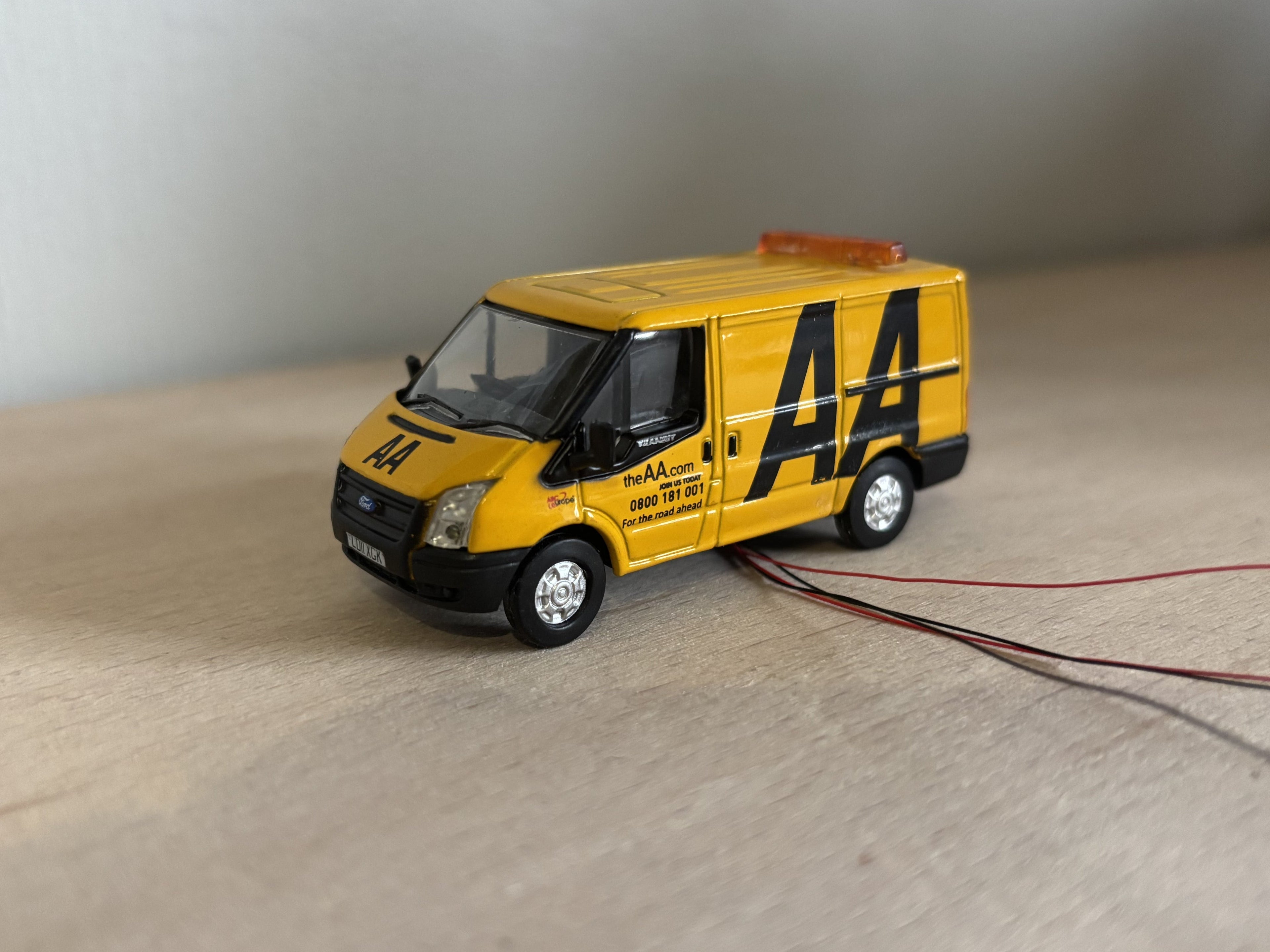 1:76 scale Oxford diecast AA Ford transit with flashing lights