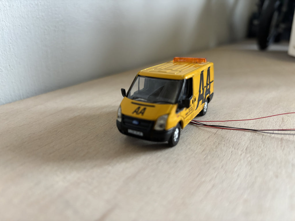 1:76 scale Oxford diecast AA Ford transit with flashing lights