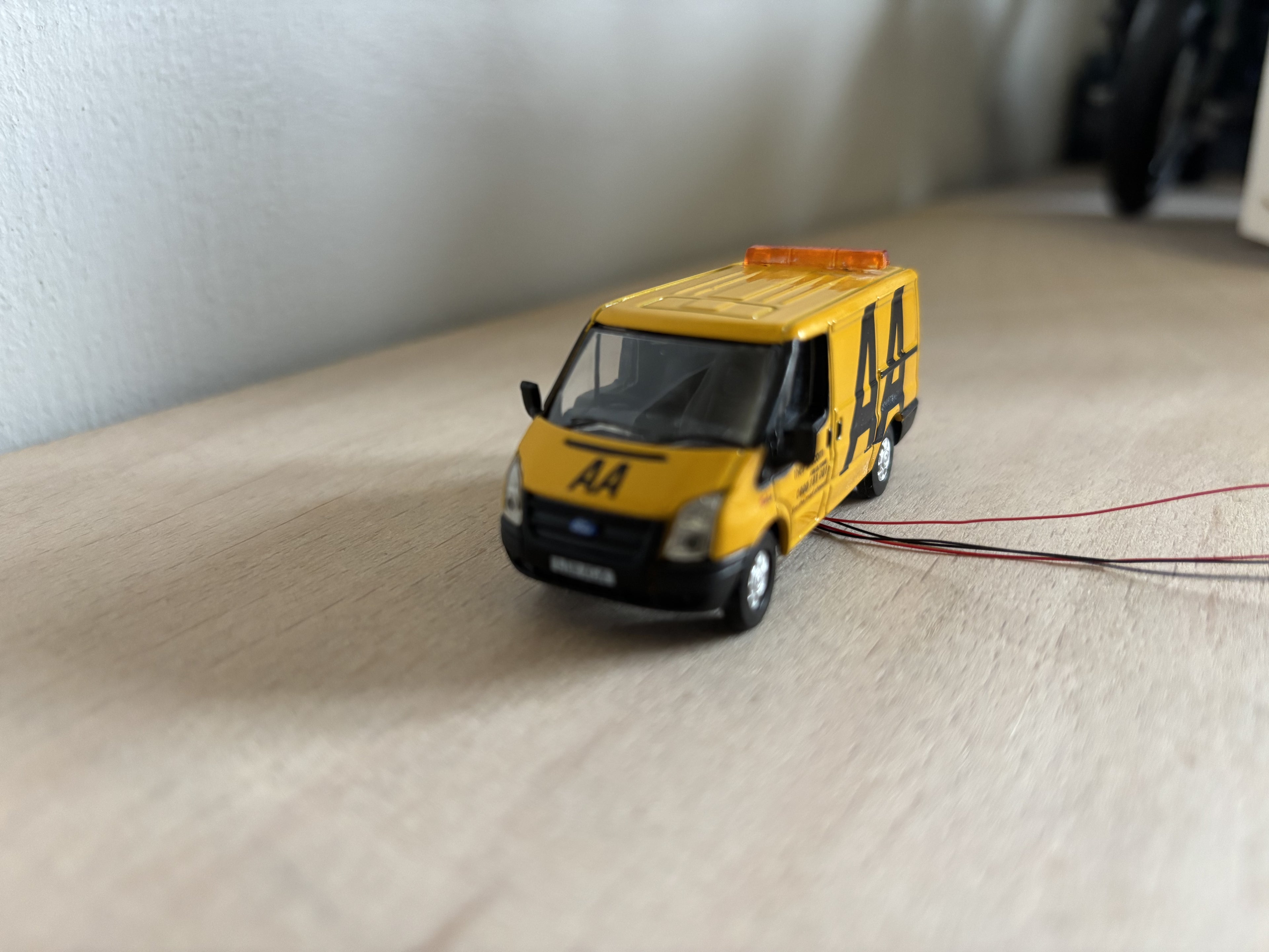 1:76 scale Oxford diecast AA Ford transit with flashing lights