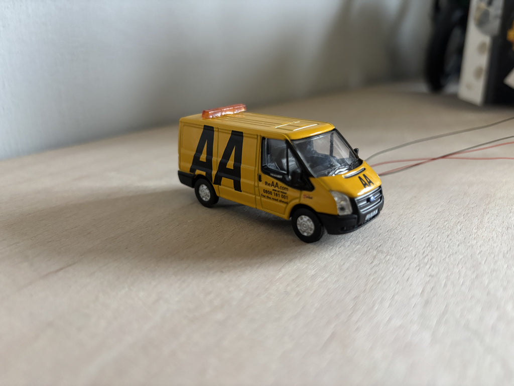 1:76 scale Oxford diecast AA Ford transit with flashing lights