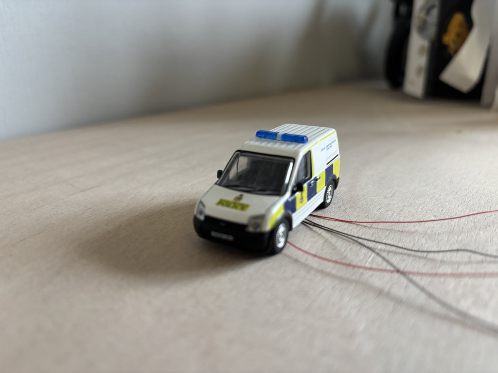 1:76 scale Oxford diecast Police dog unit Ford connect with flashing lights