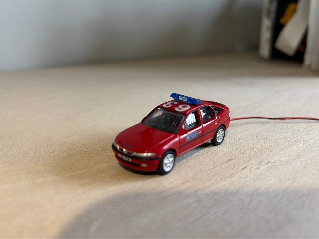 1:76 scale Oxford diecast Vauxhall police car with flashing lights