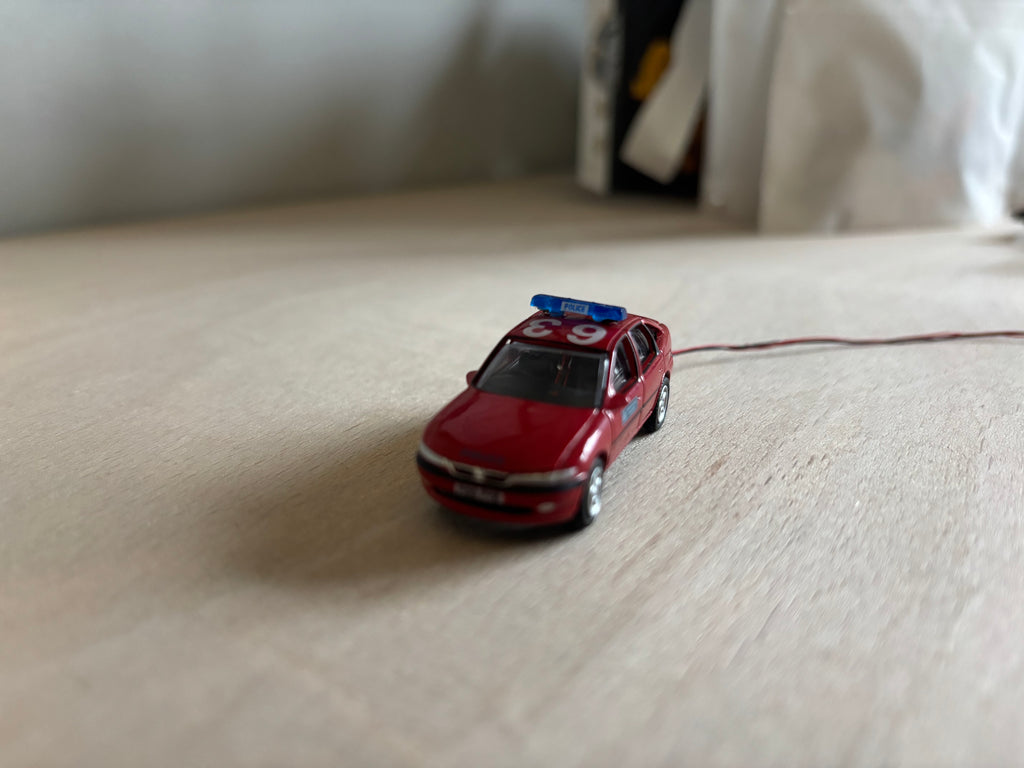 1:76 scale Oxford diecast Vauxhall police car with flashing lights