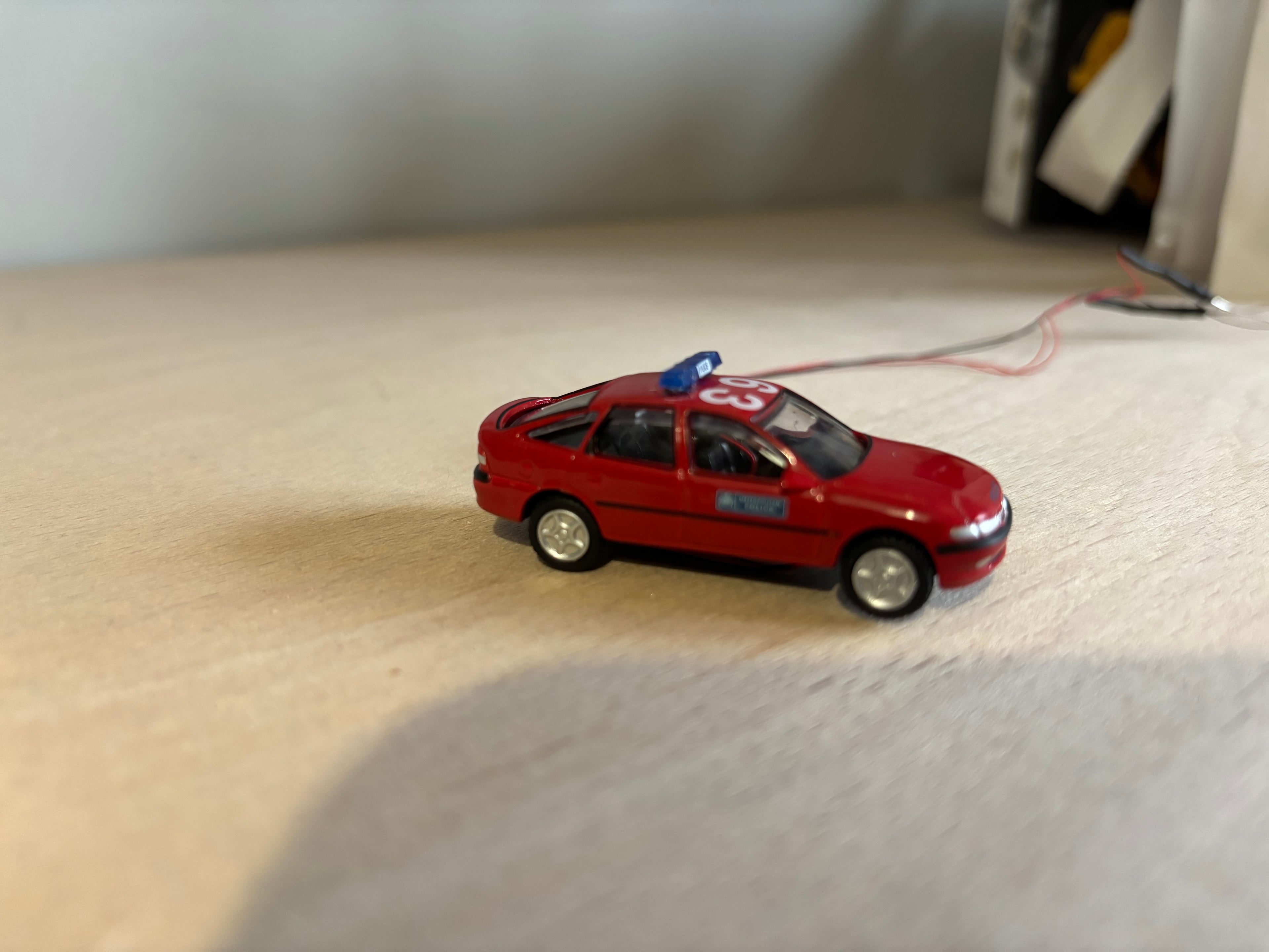 1:76 scale Oxford diecast Vauxhall police car with flashing lights