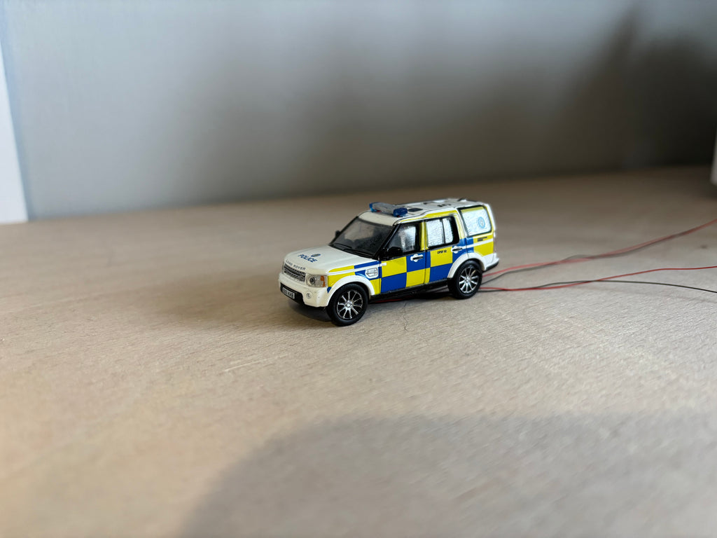 1:76 scale Oxford diecast Land rover police car with flashing lights