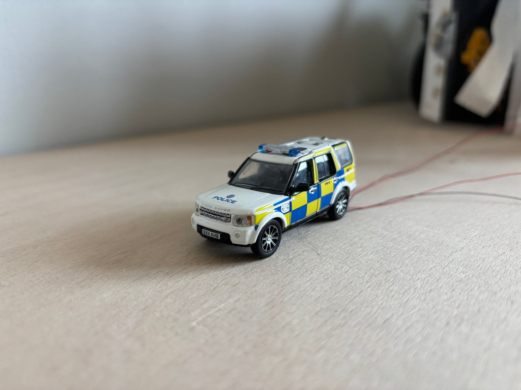 1:76 scale Oxford diecast Land rover police car with flashing lights