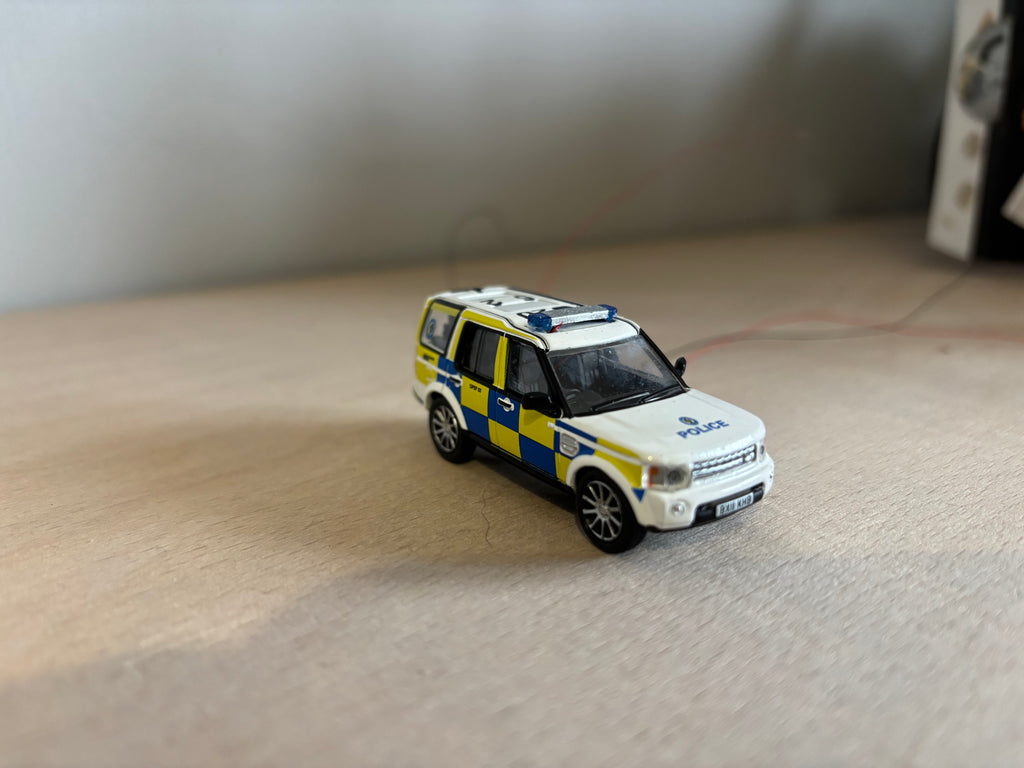 1:76 scale Oxford diecast Land rover police car with flashing lights
