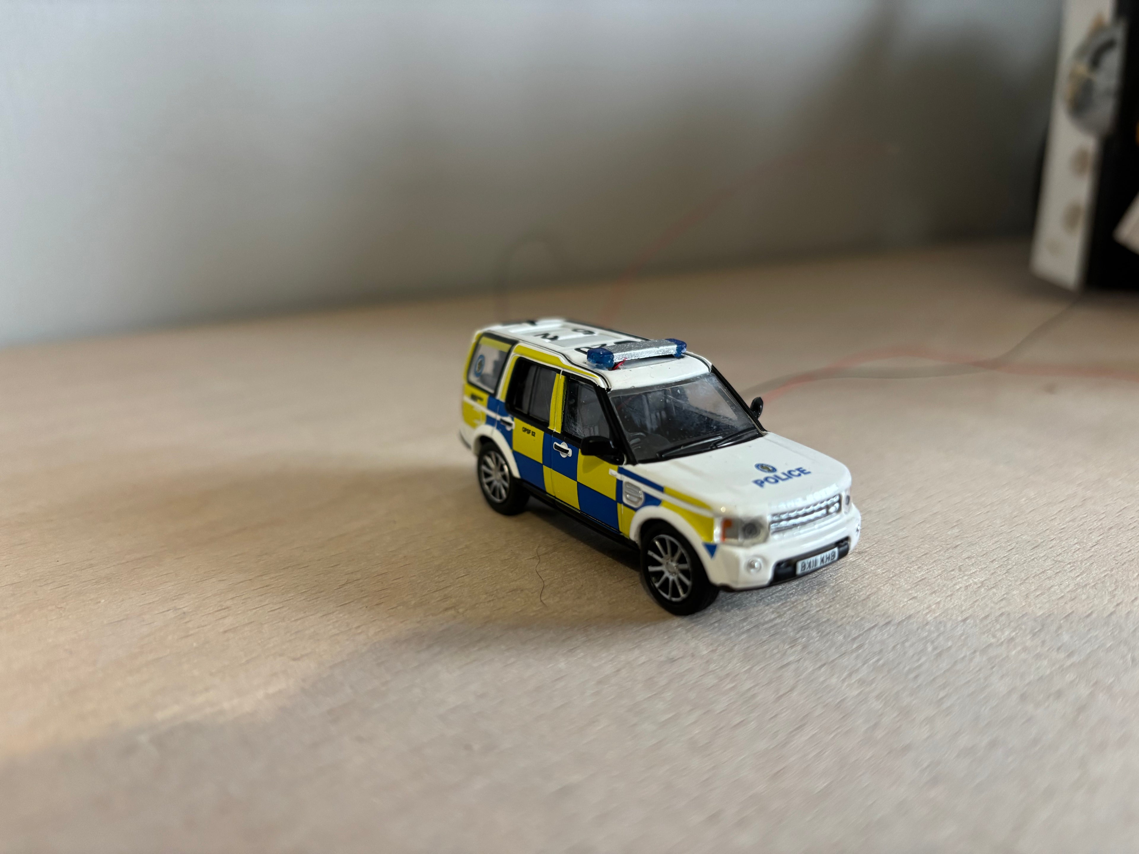1:76 scale Oxford diecast Land rover police car with flashing lights