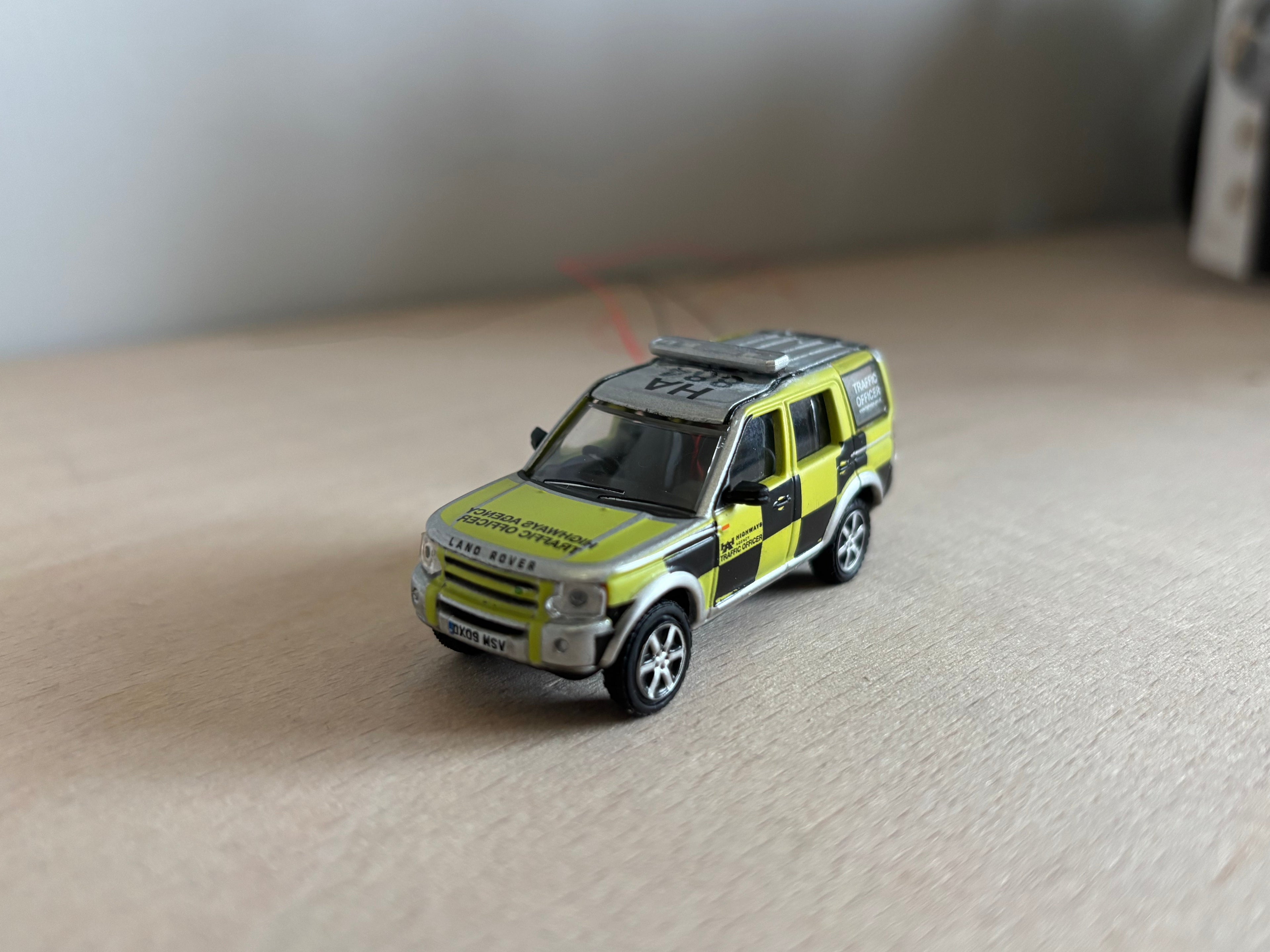 1:76 scale Oxford diecast highway patrol with blue flashing lights