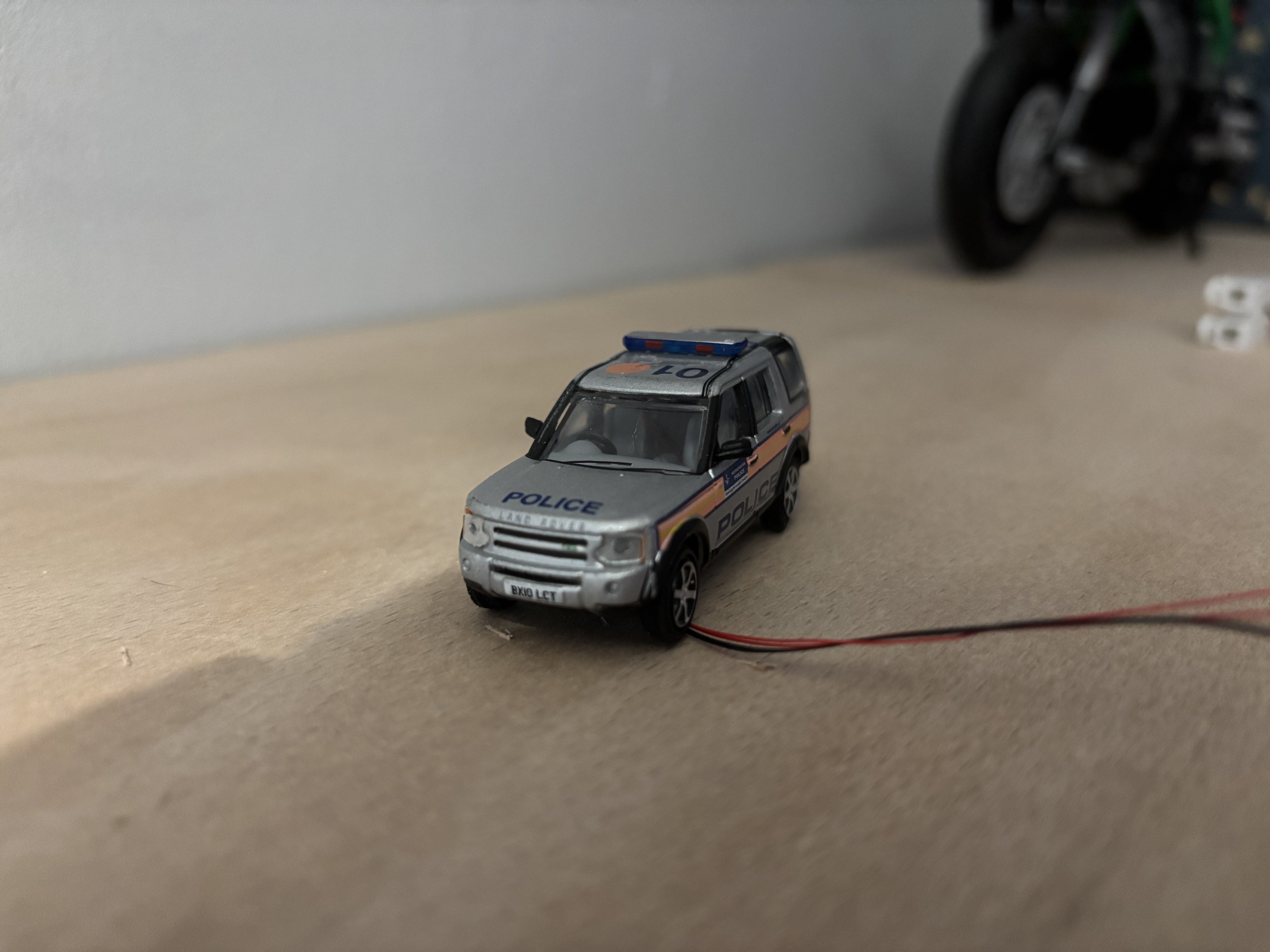 1:76 scale Oxford diecast Range rover police car with flashing lights