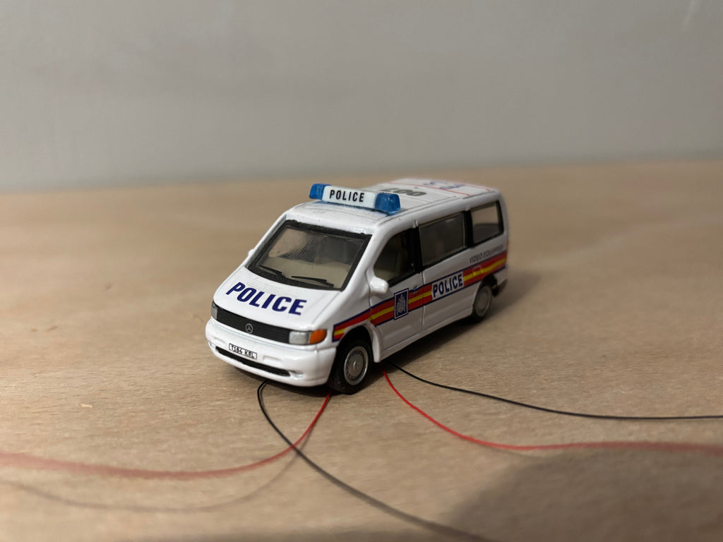 1:76 scale Oxford diecast Mercedes Vito with flashing lights