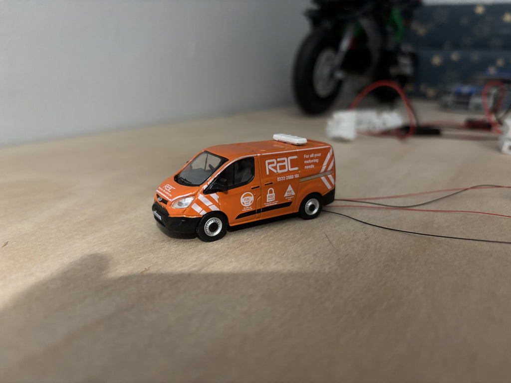 1:76 scale Oxford diecast RAC VW van with flashing lights