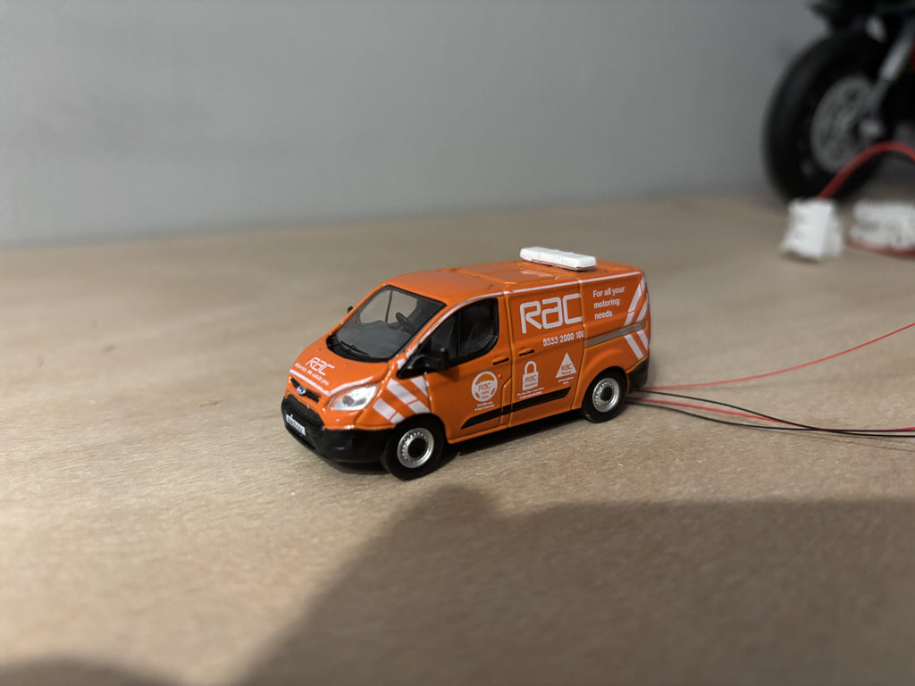 1:76 scale Oxford diecast RAC VW van with flashing lights