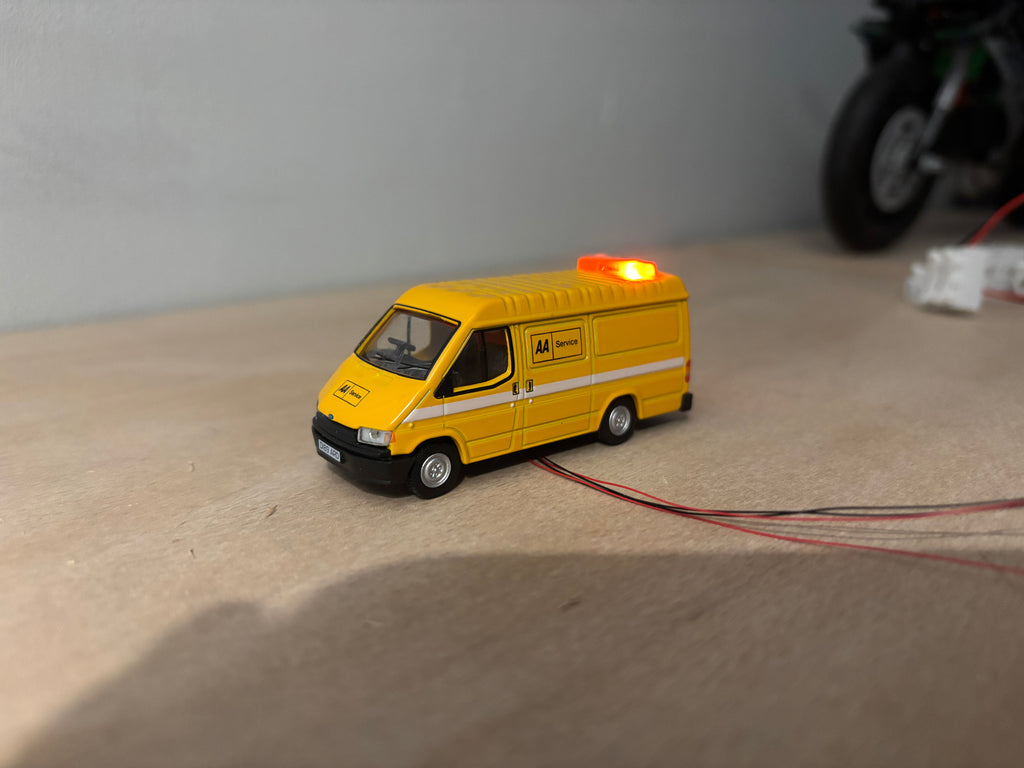 1:76 scale Oxford diecast AA Ford transit with flashing lights