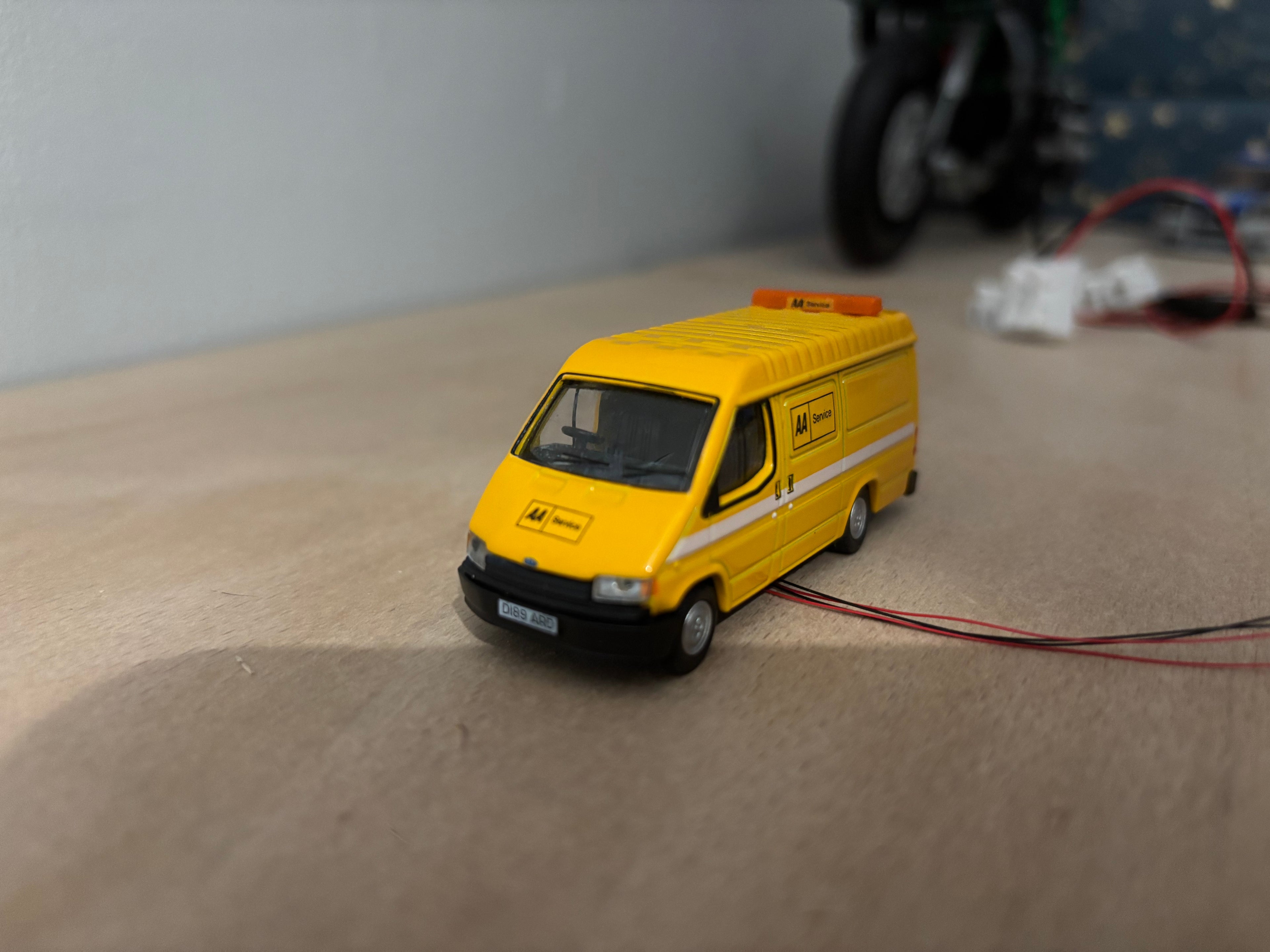 1:76 scale Oxford diecast AA Ford transit with flashing lights