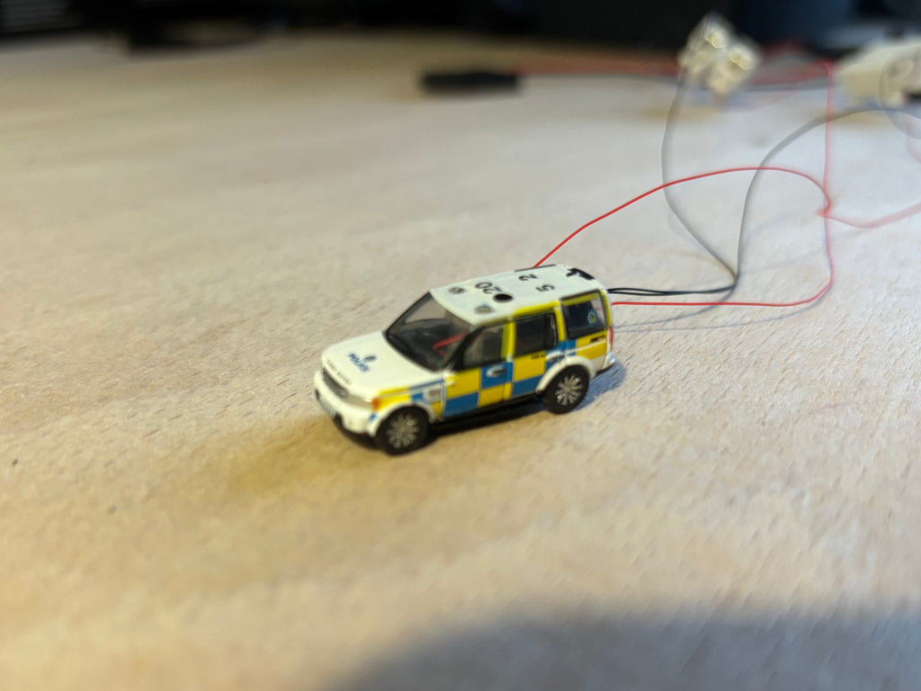 1:148 scale Oxford diecast Land rover police car with flashing lights