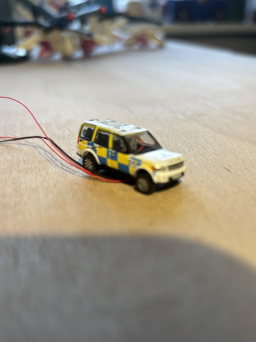 1:148 scale Oxford diecast Land rover police car with flashing lights