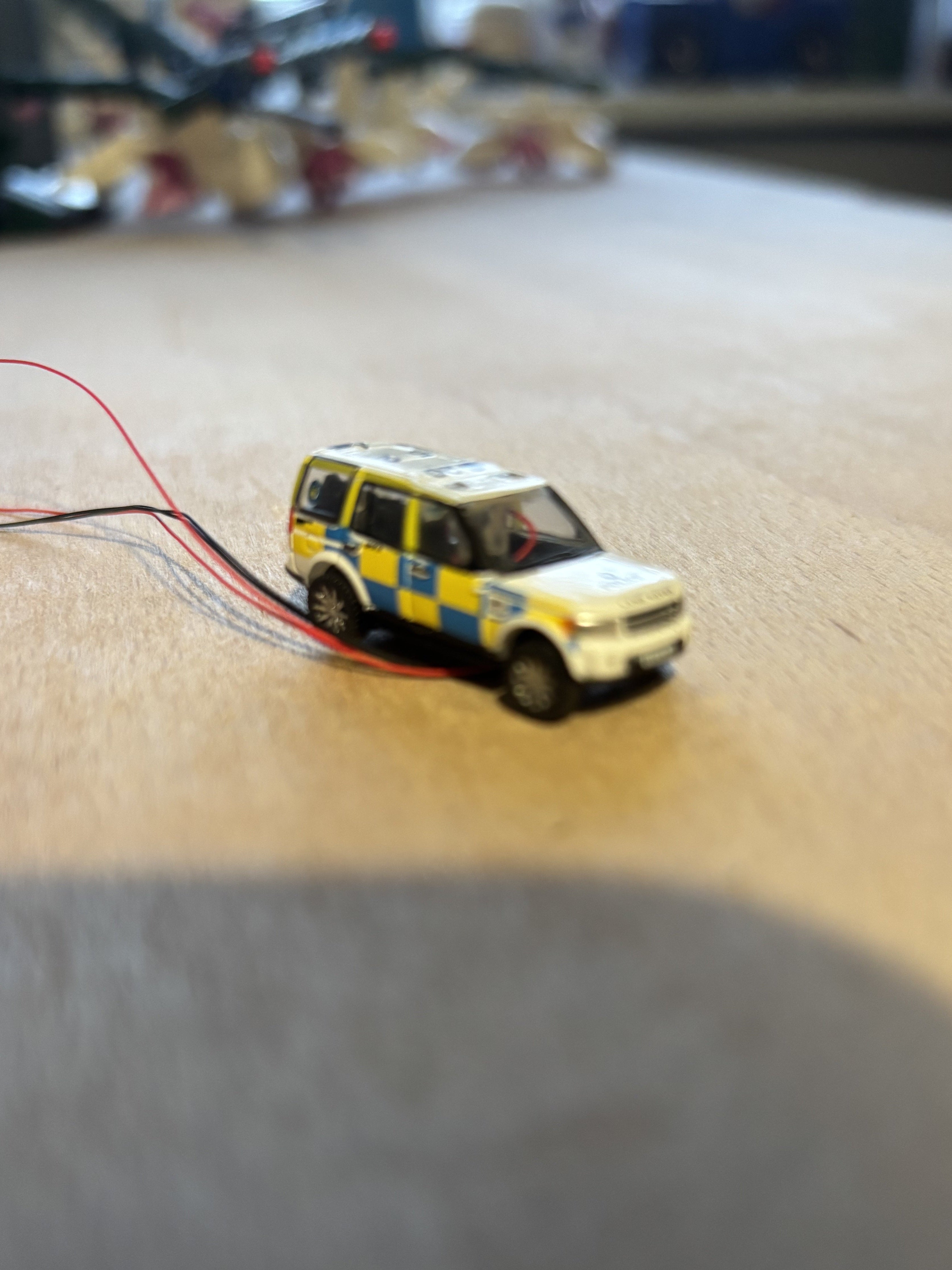 1:148 scale Oxford diecast Land rover police car with flashing lights
