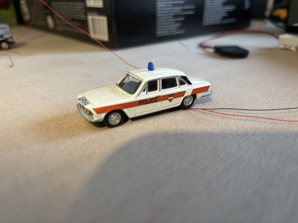 Oxford Diecast 1:76 Triumph police car with flashing lights