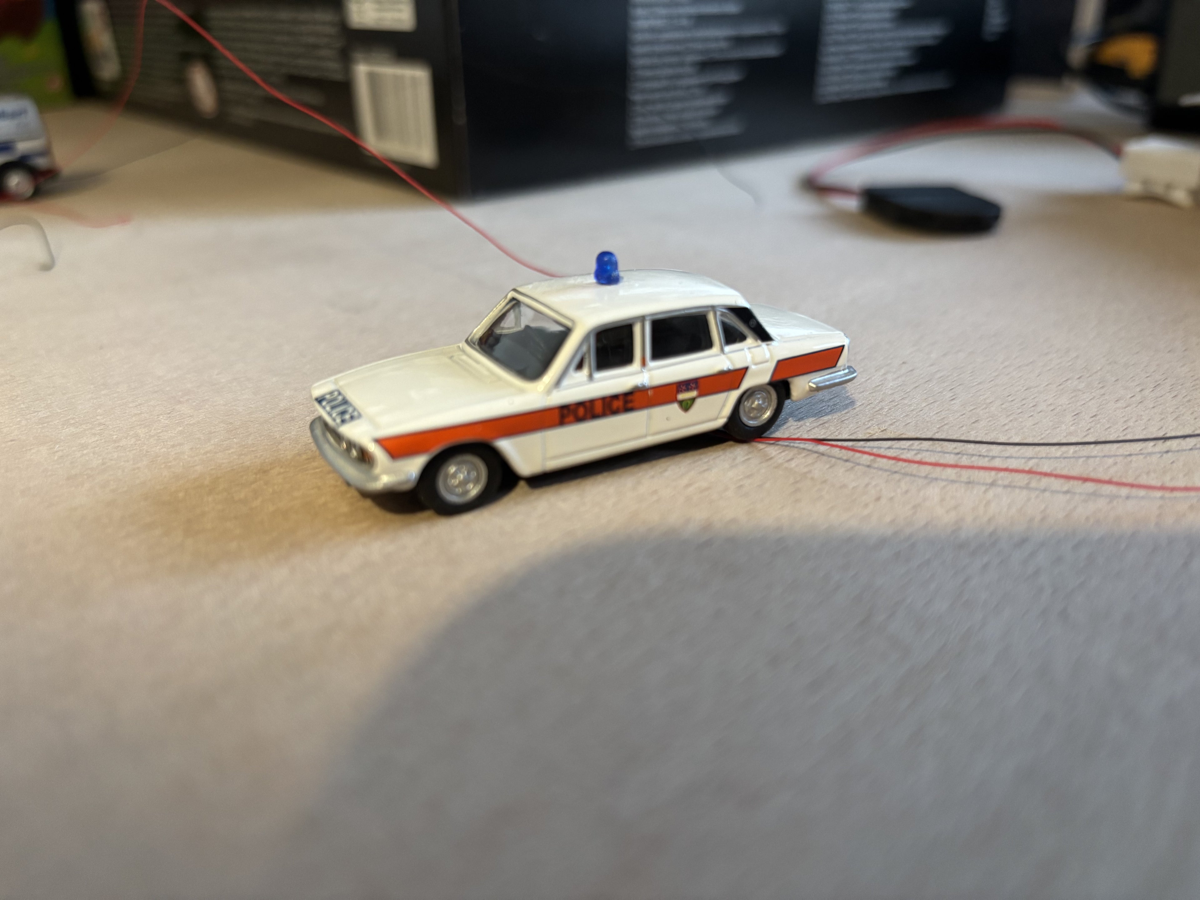 Oxford Diecast 1:76 Triumph police car with flashing lights