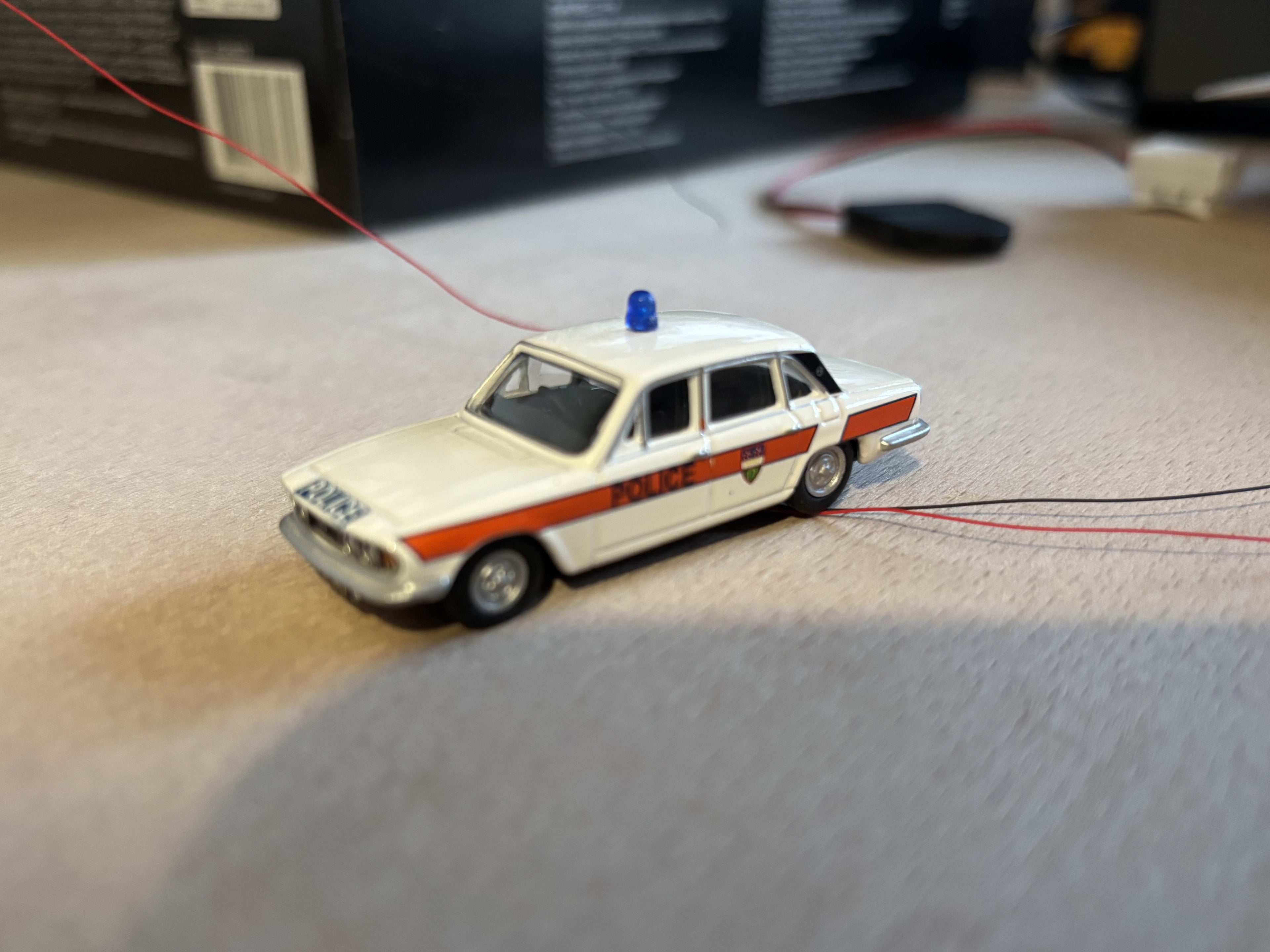 Oxford Diecast 1:76 Triumph police car with flashing lights