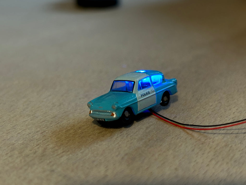 1:148 scale Oxford diecast Ford police car with flashing lights