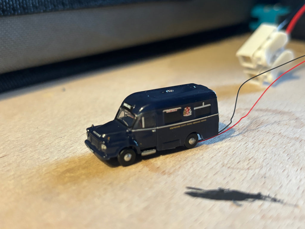 1:148 scale  Oxford diecast Beford J1 ambulance with flashing lights