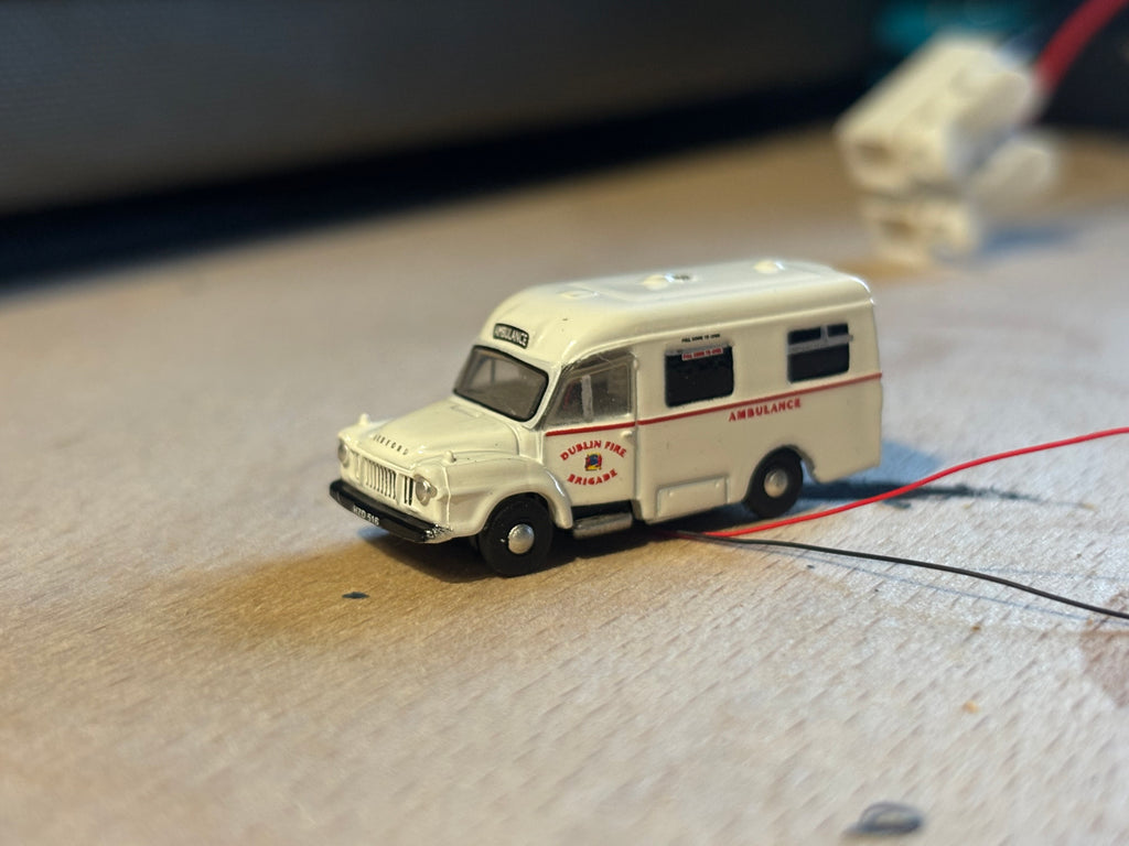 1:148 scale  Oxford diecast Beford J1 ambulance with flashing lights