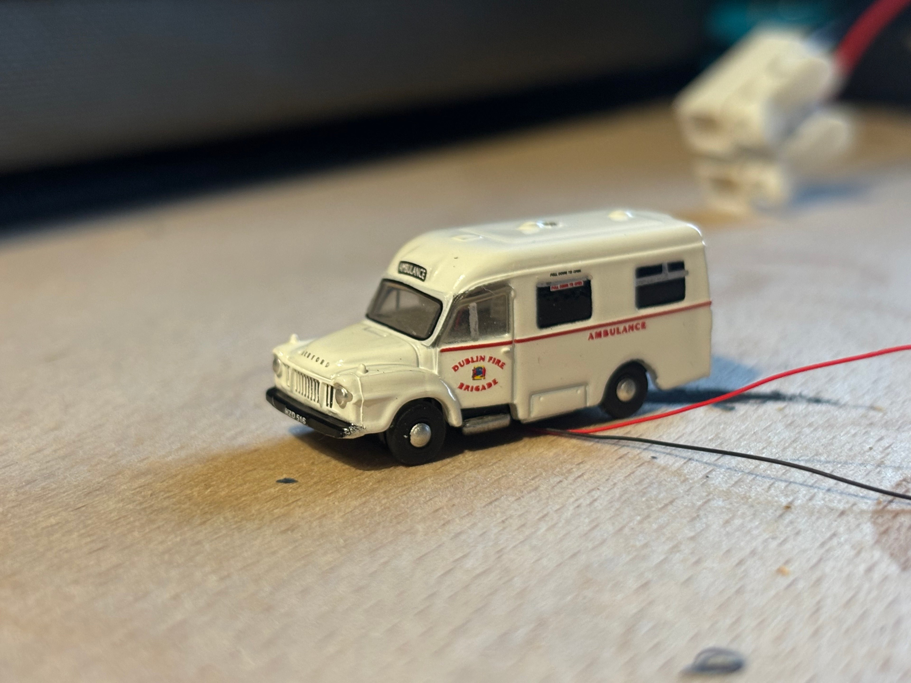 1:148 scale  Oxford diecast Beford J1 ambulance with flashing lights
