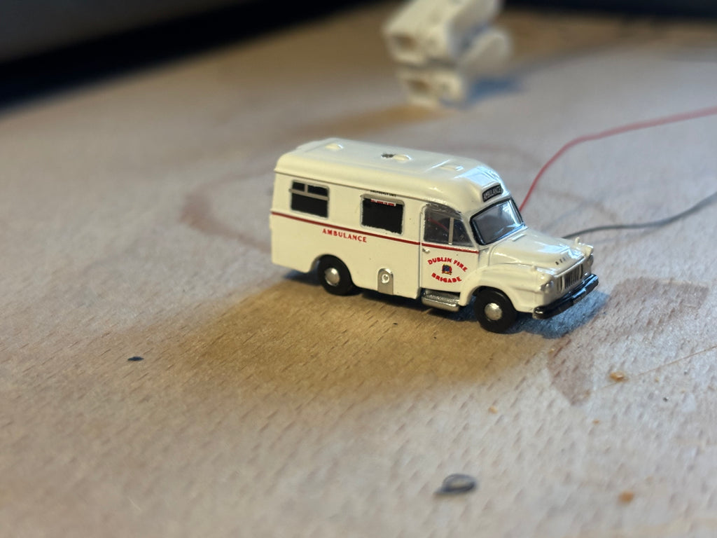 1:148 scale  Oxford diecast Beford J1 ambulance with flashing lights