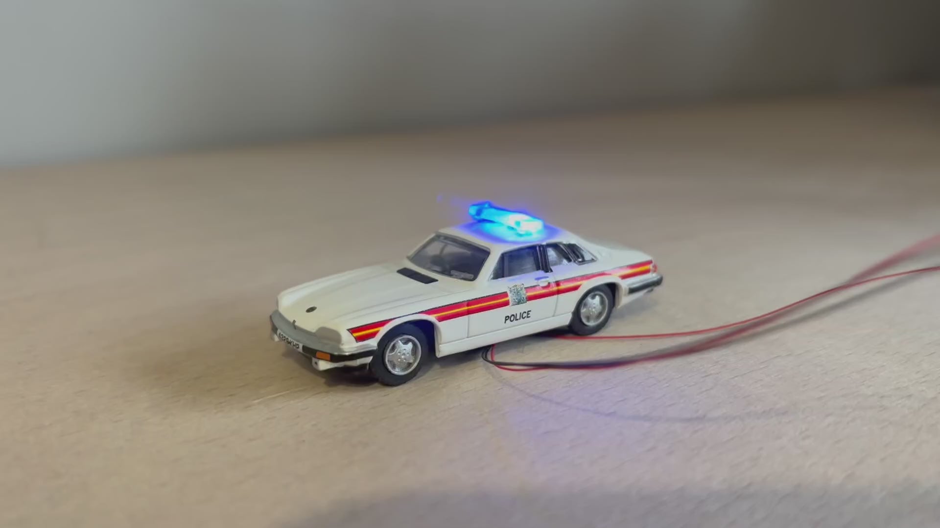 1:76 scale Oxford diecast Jaguar police car with flashing lights