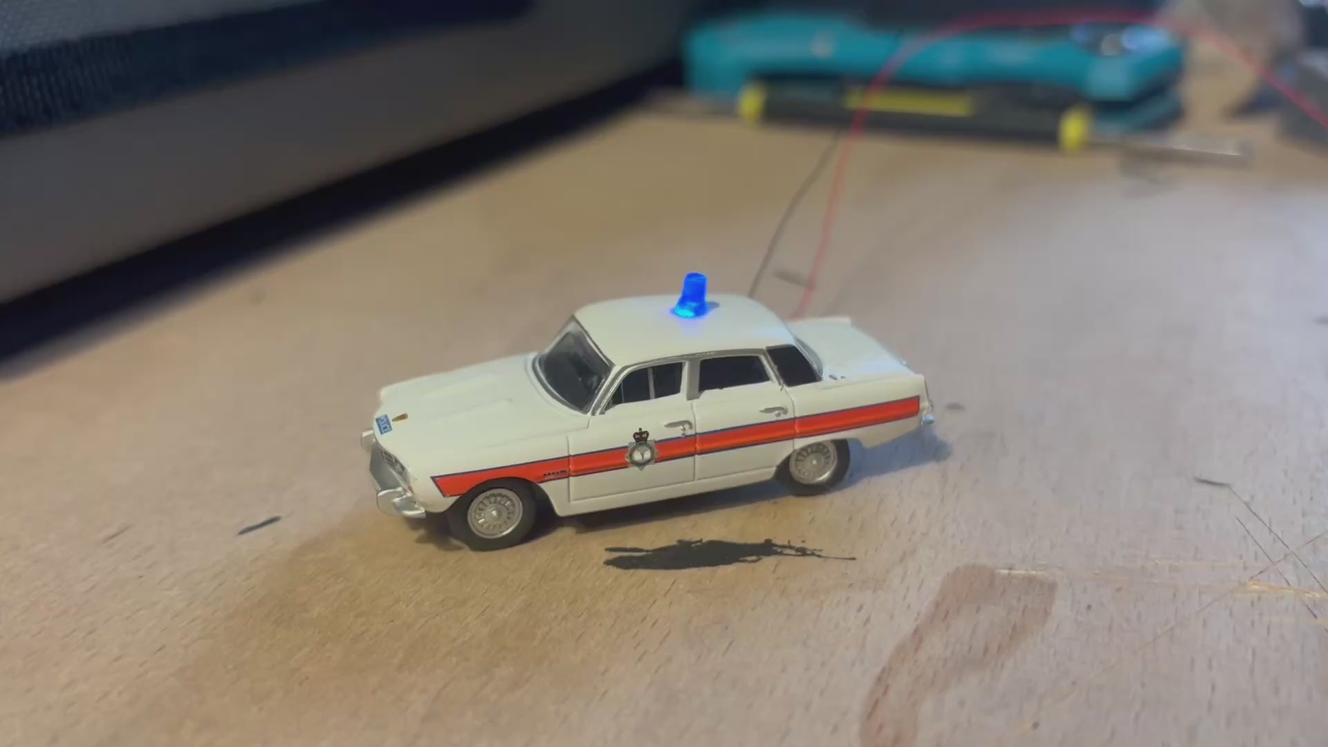 1:76 scale Oxford diecast Rover police car with flashing lights