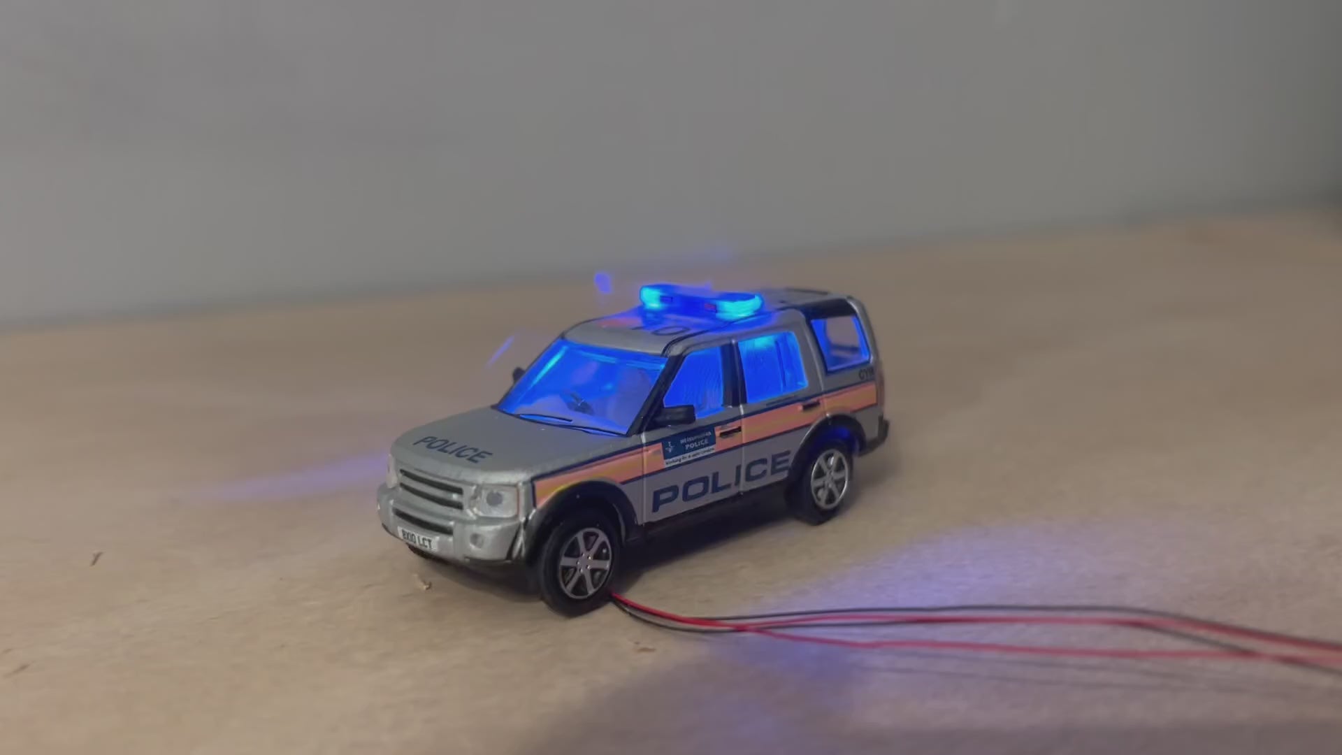 1:76 scale Oxford diecast Range rover police car with flashing lights