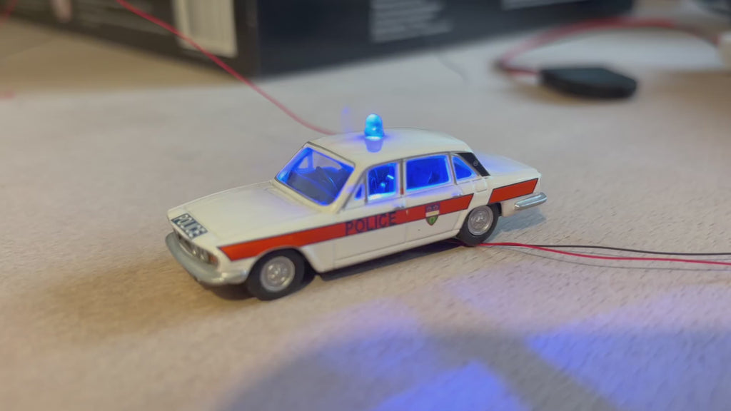 Oxford Diecast 1:76 Triumph police car with flashing lights