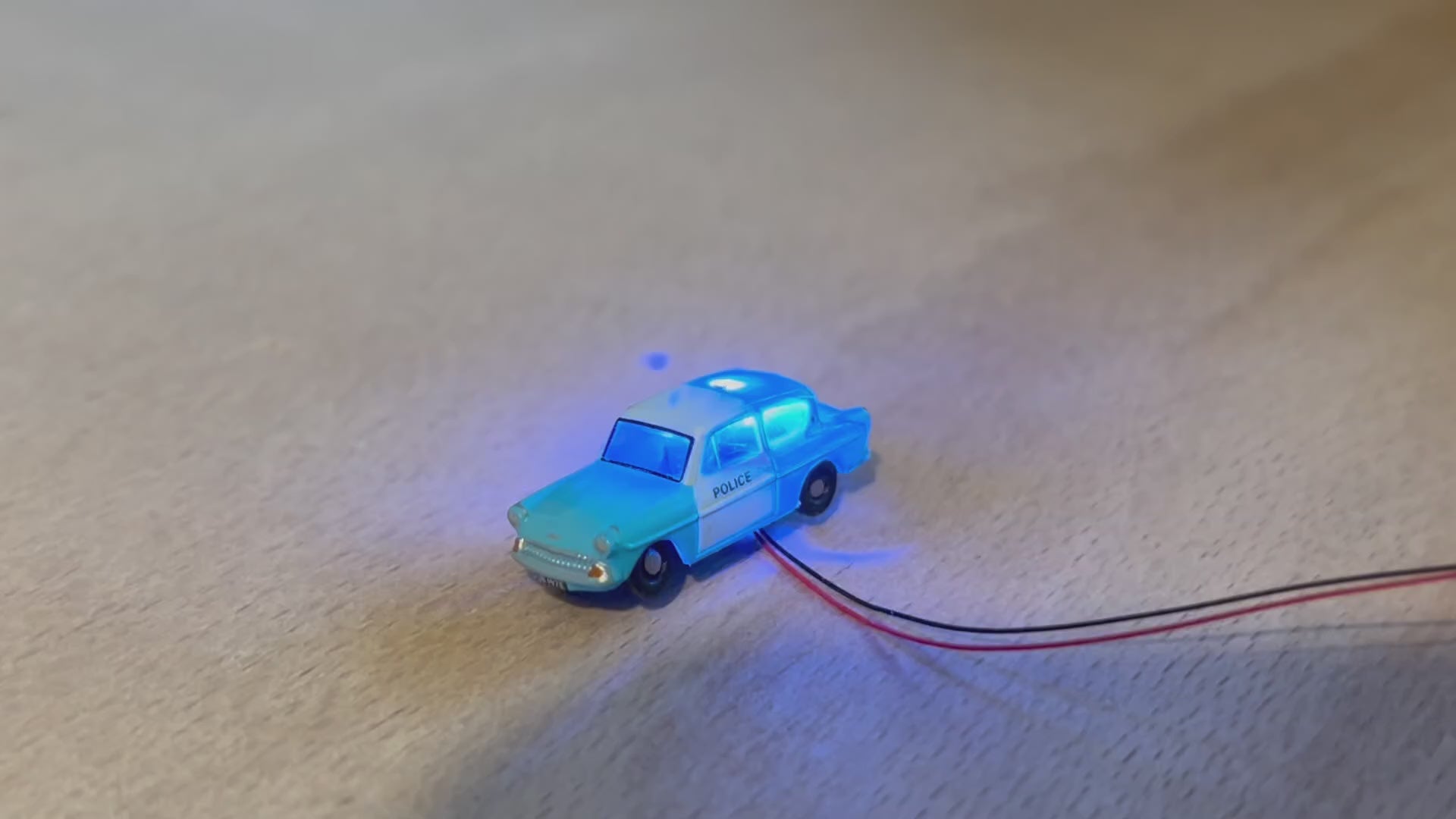 1:148 scale Oxford diecast Ford police car with flashing lights