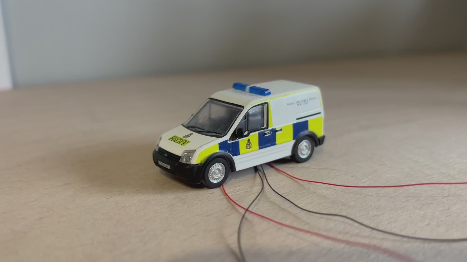 1:76 scale Oxford diecast Police dog unit Ford connect with flashing lights