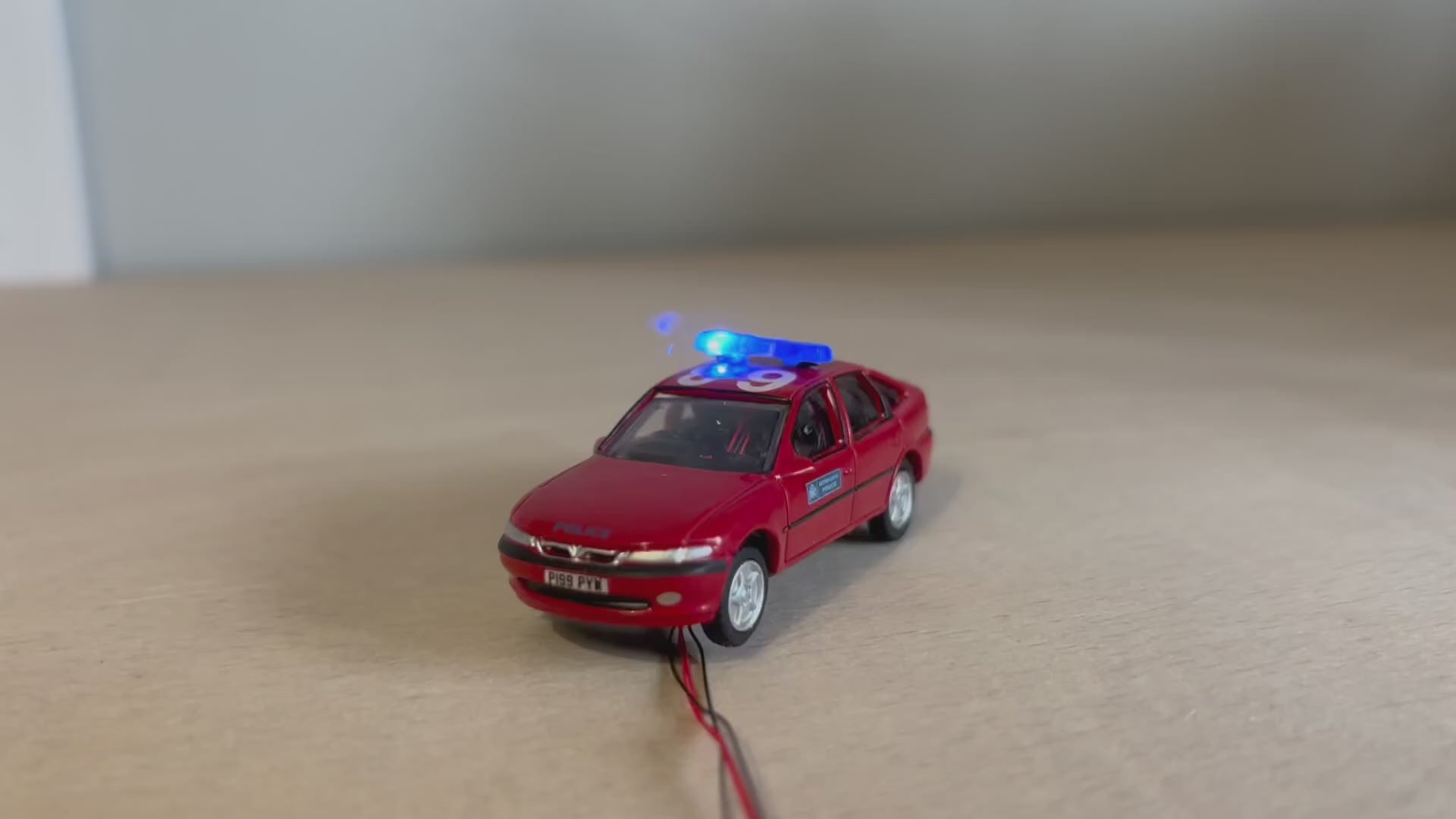 1:76 scale Oxford diecast Vauxhall police car with flashing lights