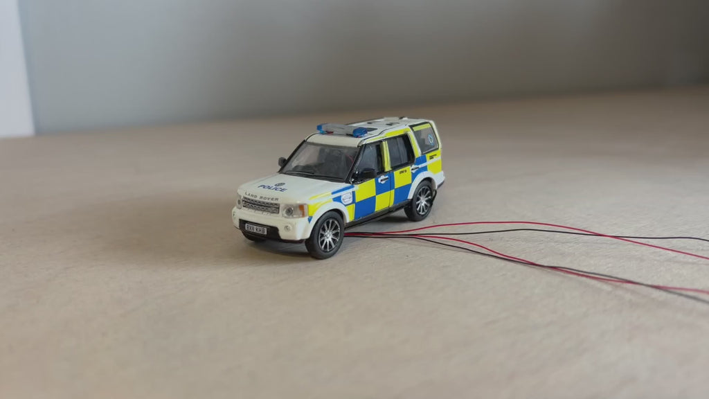 1:76 scale Oxford diecast Land rover police car with flashing lights