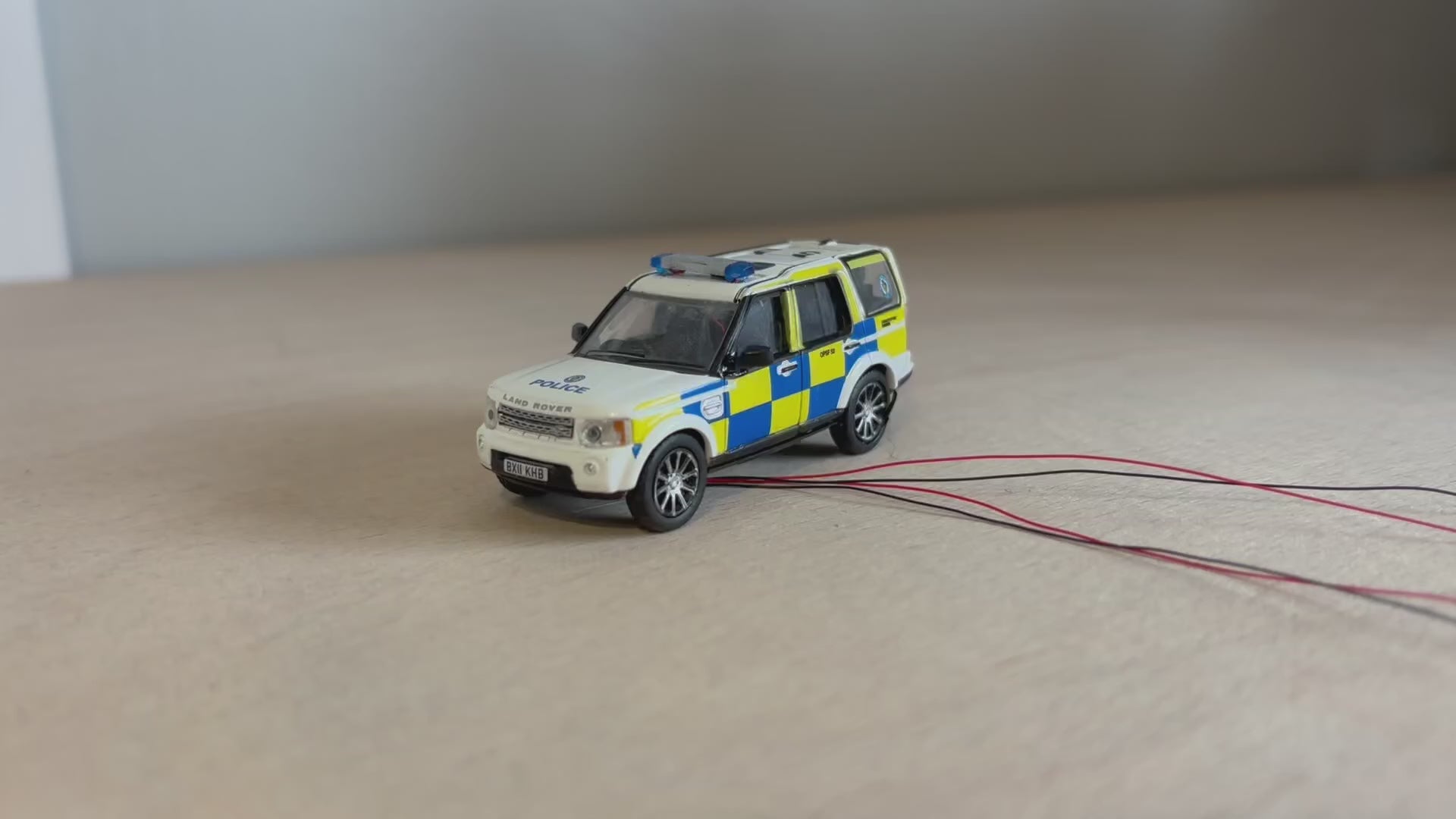 1:76 scale Oxford diecast Land rover police car with flashing lights